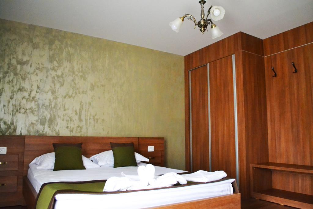 מלון Târgu Jiu Casa Caroli מראה חיצוני תמונה