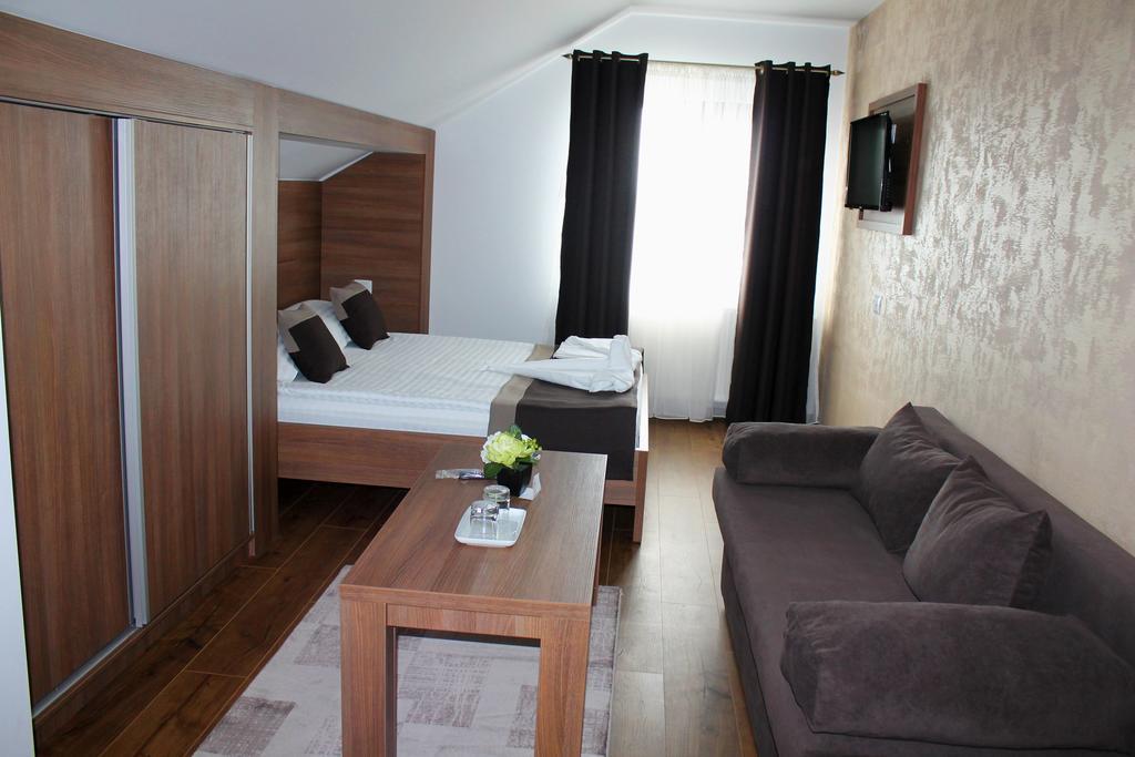 מלון Târgu Jiu Casa Caroli מראה חיצוני תמונה