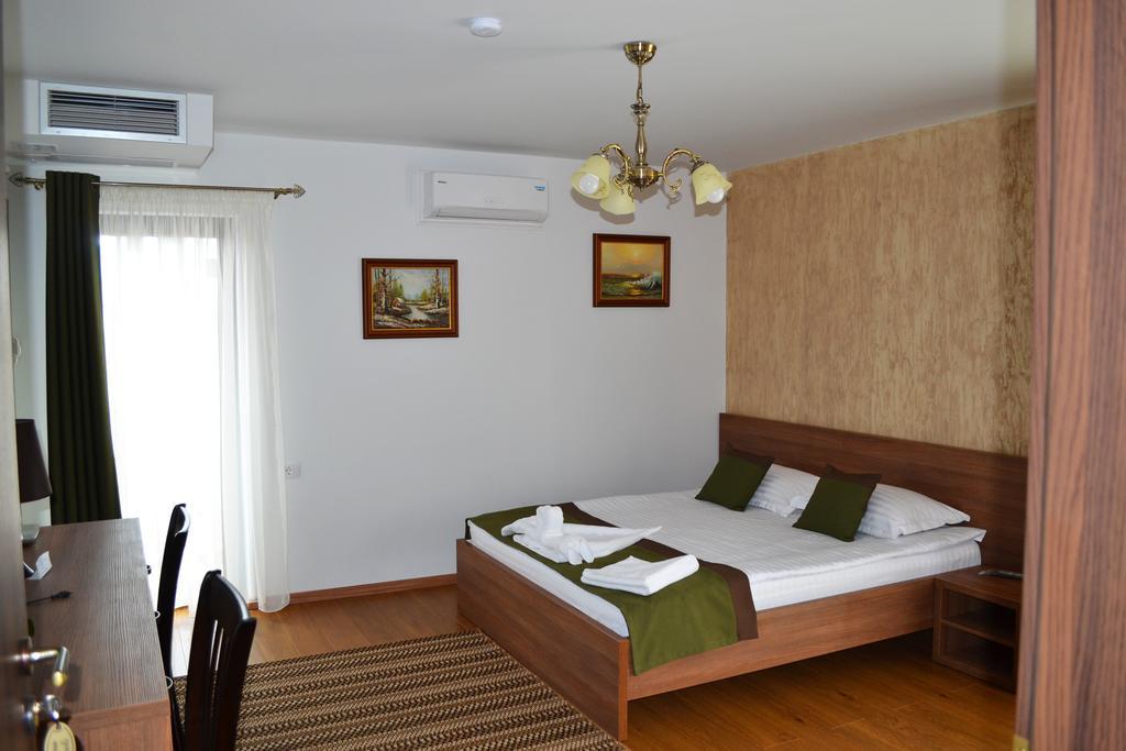 מלון Târgu Jiu Casa Caroli מראה חיצוני תמונה