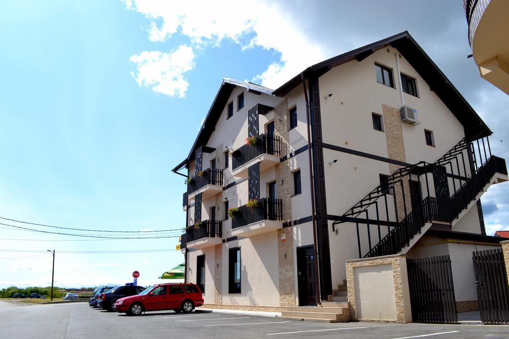 מלון Târgu Jiu Casa Caroli מראה חיצוני תמונה