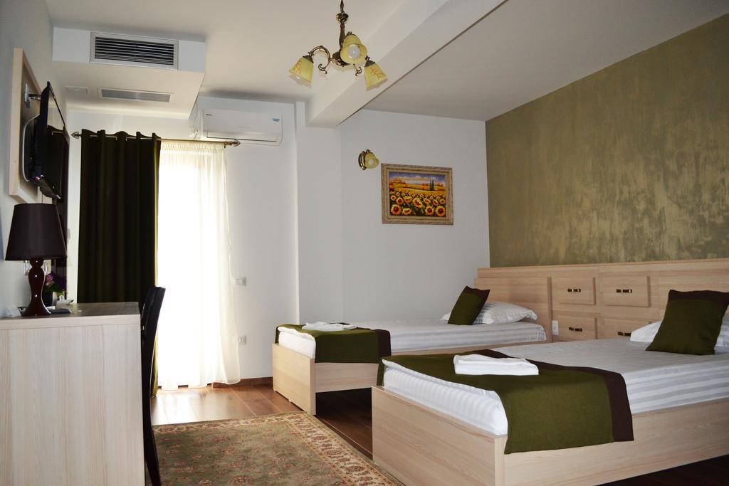 מלון Târgu Jiu Casa Caroli מראה חיצוני תמונה